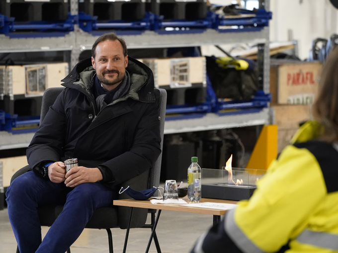Kronprinsen snakker med ansatte i Sporveien om hvordan de har taklet koronautfordringene. Foto: Lise Åserud / NTB
